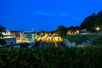 Ein Bahnhof in Mainz bei Nacht