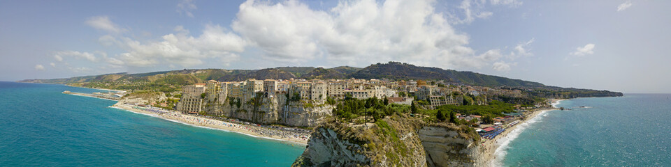 Panoramica di Tropea, casa sulla roccia e Santuario di Santa Maria dell'Isola, Calabria. Italia. Destinazione turistica, località balneare situata su una scogliera