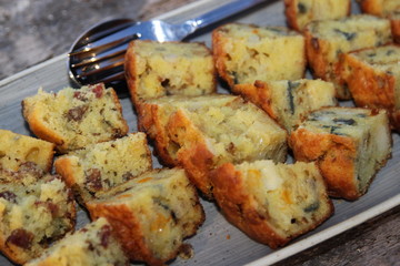 Gemüse Muffins geschnitten auf Teller angerichtet