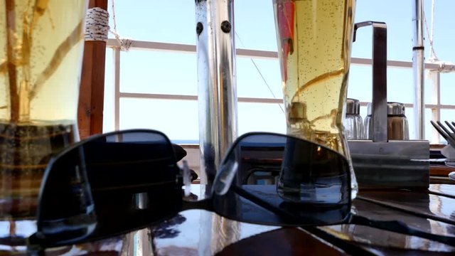 verres de bi&egrave;res et ses bulles