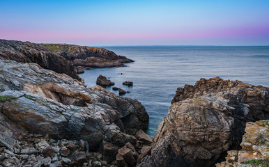 Küstenwanderung zum Sonnenaufgang in Quiberon in der Bretagne an einem Frühlingsmorgen