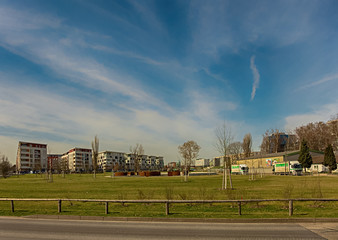 Ein Neubaugebiet mit Park im Frühling