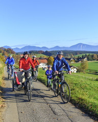 Obraz premium gemeinsame Radtour im herstlichen Oberbayern