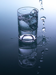 Wasserglas auf Glastisch
