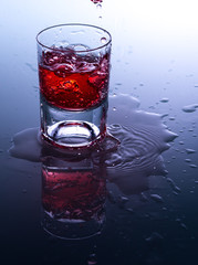 Glas auf Glastisch