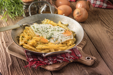 Fried egg served with yellow beans.