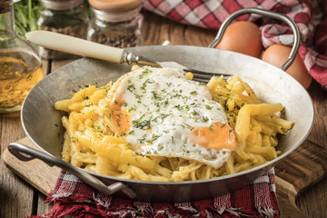 Fried egg served with yellow beans.