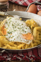 Fried egg served with yellow beans.