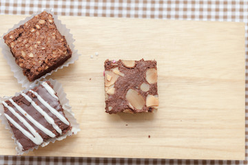 close up of of brownie cake on wooden plate