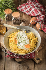 Fried egg served with yellow beans.