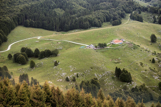 Malghe di montagna, con animali e stradine bianche