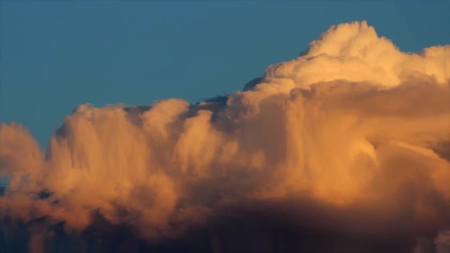 Nubes con luz de atardecer que se deforman o distorsionan


