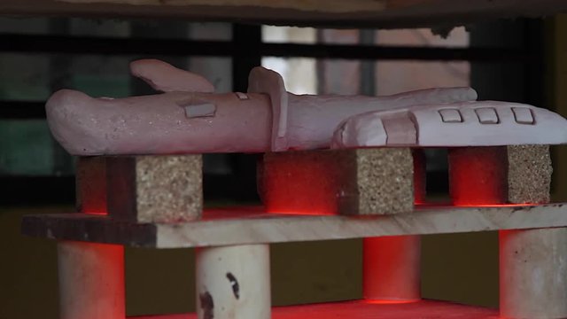 Colocando las piezas de ceramica en el horno para una coccion con la tecnica de raku
