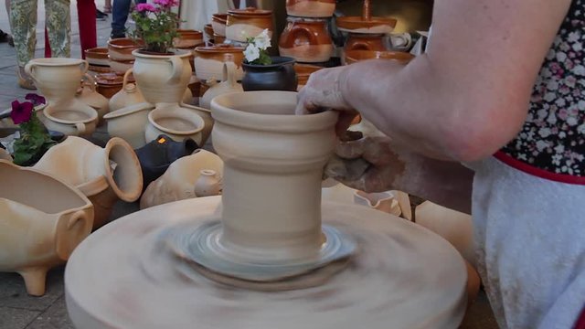 Basculamiento de torno manual de alfarerer&iacute;a tradicional y cacharro de cer&aacute;mica en construcci&oacute;n
