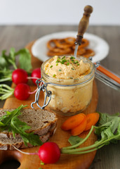 Obatzda mit Gemüse und Brezel