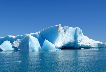 Eisblaue Eisberge am Jökulsárlón, Island