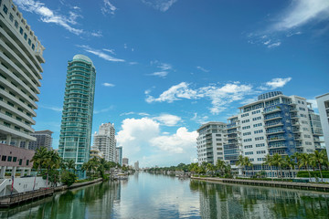 Fototapeta na wymiar Miami beach. View of the city from the bridge. Beautiful houses separated by a river