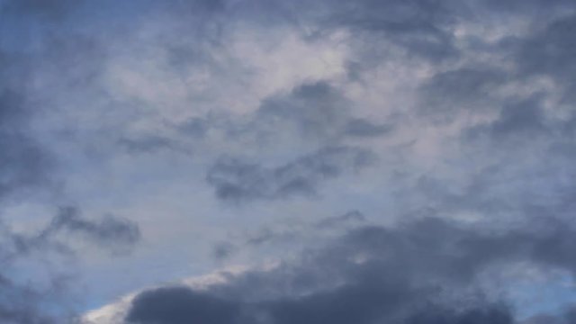 Evolucion de distintas capa de nubes, a distintas alturas , sobre fondo de cielo azul , hasta cubrirlo en gris oscuro. En tiempo real