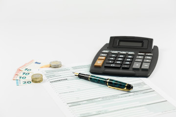 Einkommenssteuer Erklärung mit Taschenrechner und Geld