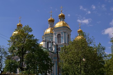 Fototapeta na wymiar Купола Никольского морского собора в Санкт-Петербурге