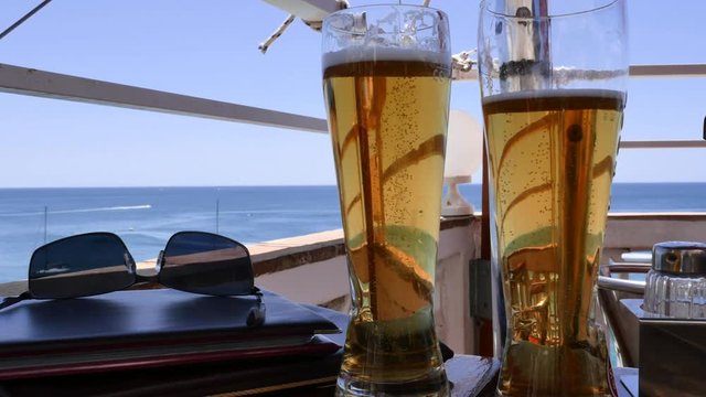 main de femme prenant de la bi&egrave;re