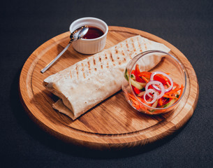 Pita salad with roasted chicken and vegetables. Served with a delicious sauce