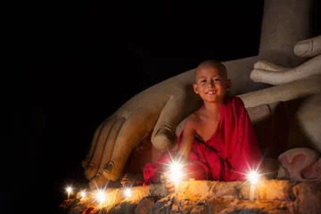 Crédence de cuisine en verre imprimé Bouddha A boy in buddhism set fire with candle in bagan