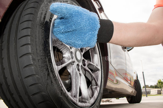 Dreckiges Rad bzw. Felge wird mit Mikrofaser Handschuh gereinigt