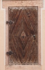 Hausfassade - Alte Holztüre mit Karomuster
