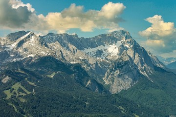Fototapeta premium Zugspitzmassiv bei Garmisch-Partenkirchen