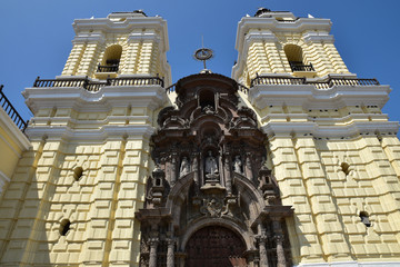 Clochers et portail baroques du monastère San Francisco à Lima au Pérou