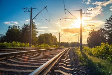 Foto op Plexiglas Industrieel landschap met rails en spoorweg op zonsondergang. © nadianb