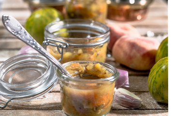 Chutney mit grünen Zebra Tomaten und Pfirsichen