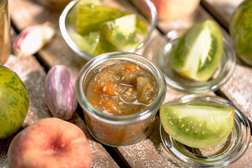 Chutney mit grünen Zebra Tomaten und Pfirsichen
