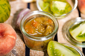 Chutney mit grünen Zebra Tomaten und Pfirsichen