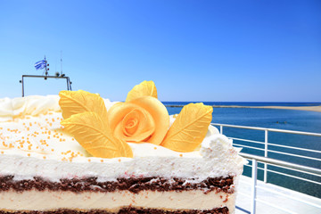 Tort weselny w podróży statkiem po morzu Śródziemnym.