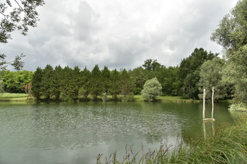 Timide éclaircie sur l'étang aux eaux couleurs kaki en pleine nature ,près de Vendoire au Périgord Vert 