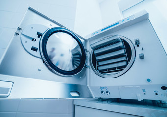 Sterilizing medical instruments in autoclave