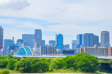 Fototapeta premium 大阪・新御堂筋と梅田のビル群