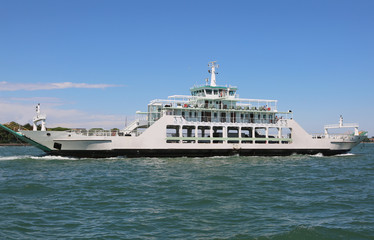 Obraz premium shipping ship to carry cars and trucks by sea