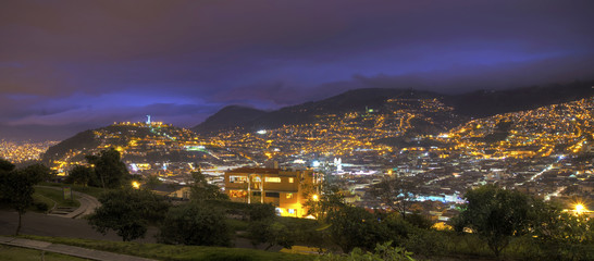 Obraz premium Panoramic view of downtown Quito, the Panecillo hill and the Ecuadorian Andes, moments after sunset. Quito, Pichincha, Ecuador.
