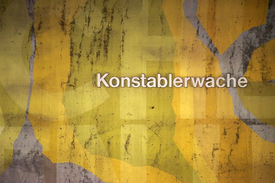 U-Bahnhof Konstablerwache Frankfurt / Das Schild der U-Bahn Haltestelle Konstablerfache auf einer in Tarnfarbenmuster gemusterten Wand.