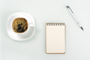 Filiżanka kawy, notes i długopis