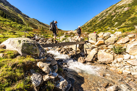 Wanderer auf dem Weg zum Pfitscher Joch