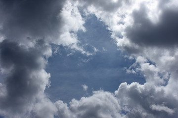  青空と雲「空想・雲のモンスターたち」（三角形の雲間から見える青空）皆で見つめる、未来は三角？、不確定な未来、栄光などのイメージ