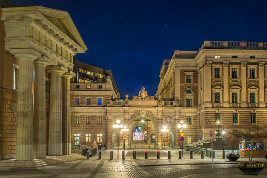 Mynttorget i Gamla stan med Riksdagshuset p&aring; andra sidan Stallbron
