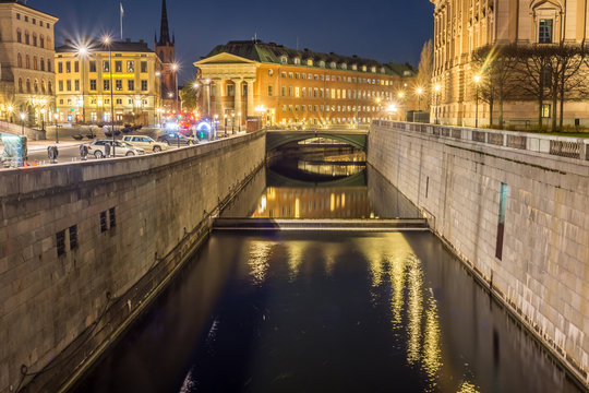 Kanalen mellan Riksdagshuset och Slottskajen p&aring; natten