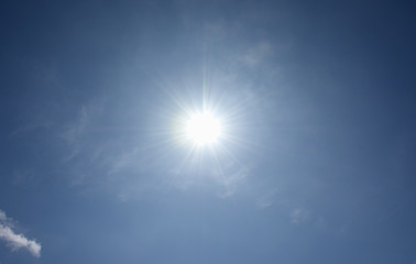 Naklejka na ściany i meble 薄い雲間から降り注ぐ太陽の光（暑い、猛暑、紫外線、熱中症、輝く未来、栄光などのイメージ）
