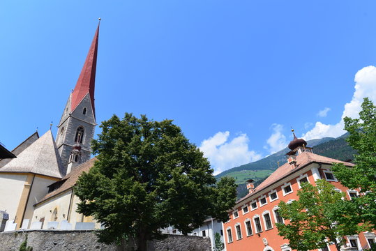 Kirche zur Heiligen Dreifaltigkeit und Gemeindehaus in Schlanders-S&uuml;dtirol 