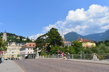 Fototapeta na wymiar Postbrücke Meran - Südtirol